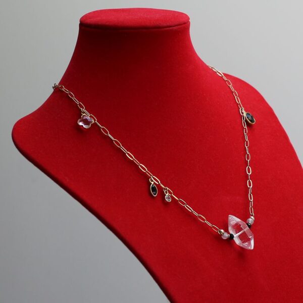 Zaufanie intuicji - delikatny choker z Diamentem z Herkimer, akwamarynem, czarnym turmalinem, onyksem, topazem