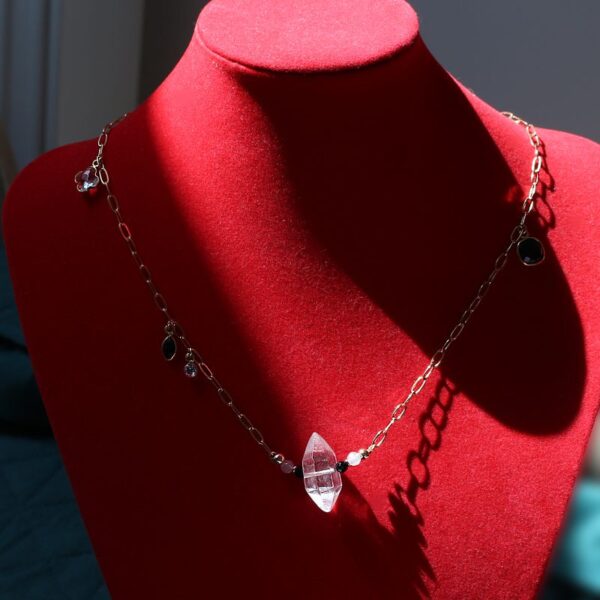 Zaufanie intuicji - delikatny choker z Diamentem z Herkimer, akwamarynem, czarnym turmalinem, onyksem, topazem - obrazek 3