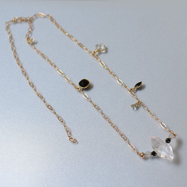 Zaufanie intuicji - delikatny choker z Diamentem z Herkimer, akwamarynem, czarnym turmalinem, onyksem, topazem - obrazek 4